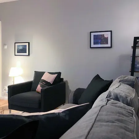 Renovated Flat In Trendy Quarter Апартаменты *
